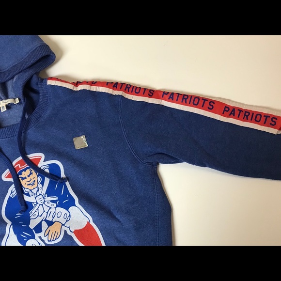 Patriots Throwback Logo Fleece Hoodie - Picture 5 of 6